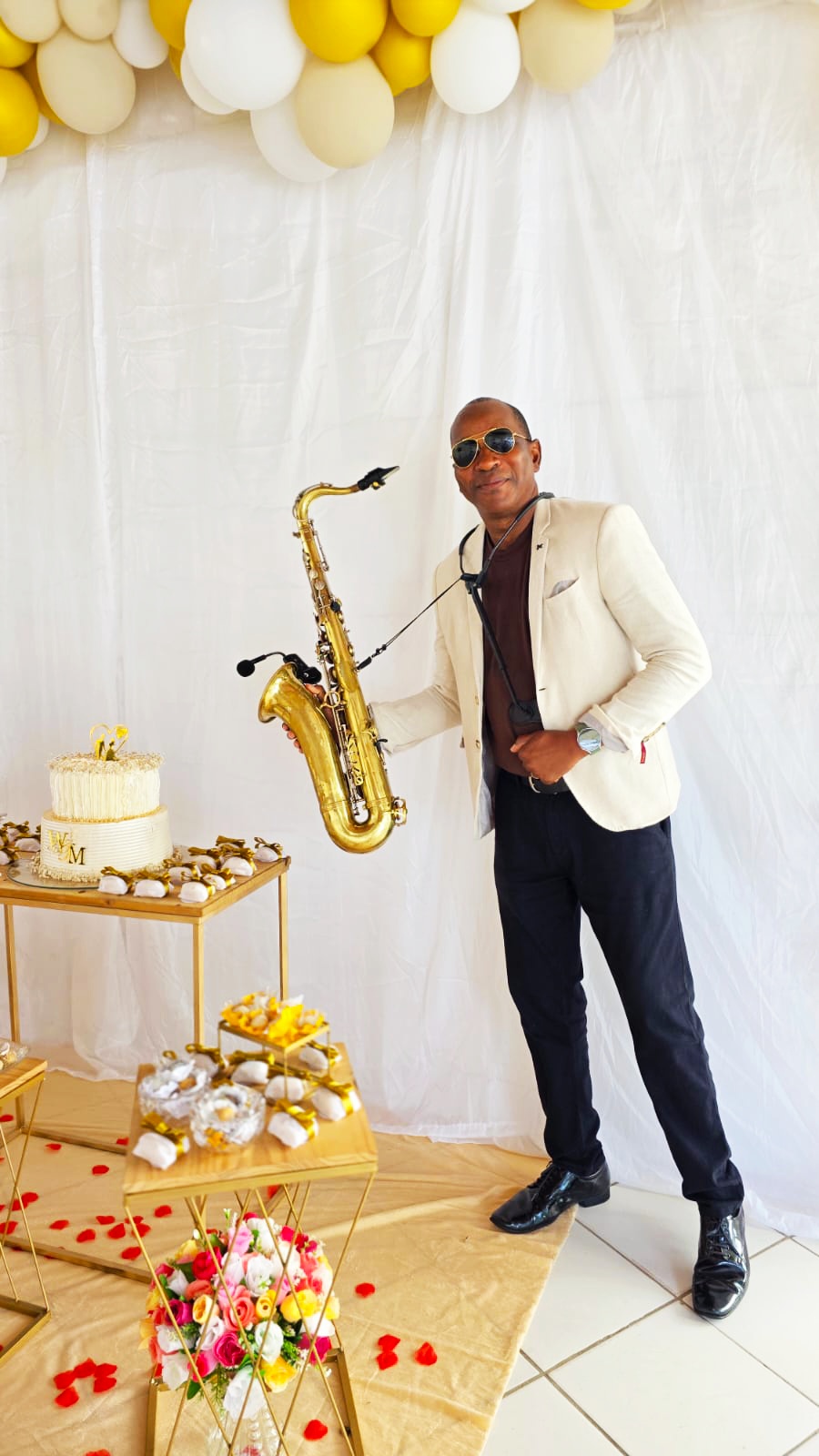 Retrato oficial de Cem do Sax segurando o saxofone