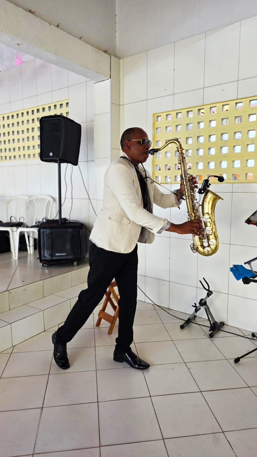 Cem do Sax em performance lateral